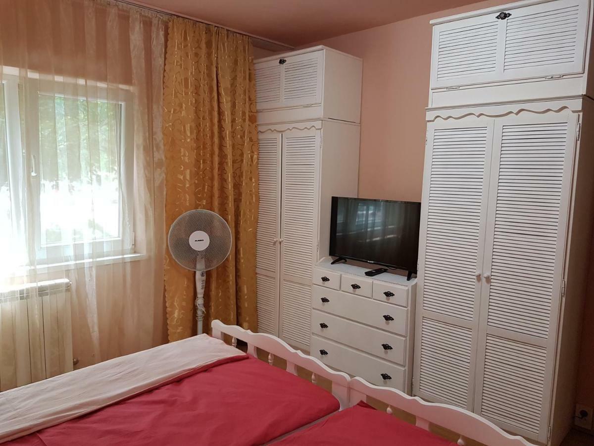 Appartement Apartament Aura à Oradea Extérieur photo